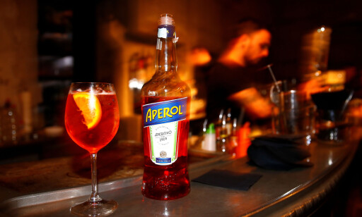 ORIGINALEN: Aperol lages etter hemmelig oppskrift fra 1919, og er hovedingrediensen i den populære spritzdrinken, som også har slått an i Norge. Foto: Shutterstock ORIGINALEN: Aperol lages etter hemmelig oppskrift fra 1919, og er hovedingrediensen i den populære spritzdrinken, som også har slått an i Norge. Foto: Shutterstock