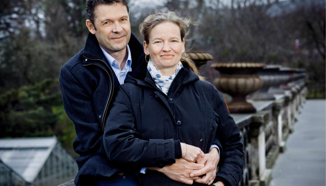 STØTTENDE: - Peter er eksepsjonell, sier Rikke om mannen sin, som satt ved sengen i ukevis og skrev dagbok mens hun lå i koma. FOTO: CLAUS BOESEN. STØTTENDE: - Peter er eksepsjonell, sier Rikke om mannen sin, som satt ved sengen i ukevis og skrev dagbok mens hun lå i koma. FOTO: CLAUS BOESEN.