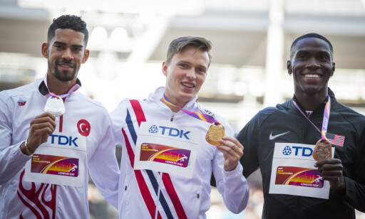 LETTERE MED EN VM-PALL: Slik så det ut på 400 meter hekk etter VM i fjor. Søv til Yasmani Copello (Cuba/Tyrkia/Karibien/Asia), gull til Karsten Warholm (definitivt Norge og Europa) og bronse til Carron Clement (USA/Nord-Amerika). FOTO Heiko Junge / NTB scanpix LETTERE MED EN VM-PALL: Slik så det ut på 400 meter hekk etter VM i fjor. Søv til Yasmani Copello (Cuba/Tyrkia/Karibien/Asia), gull til Karsten Warholm (definitivt Norge og Europa) og bronse til Carron Clement (USA/Nord-Amerika). FOTO Heiko Junge / NTB scanpix