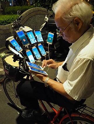UTE OM NATTA: San-yuan er ofte ute til sent på natt, og kan spille 20 timer i strekk. Foto: NTB Scanpix UTE OM NATTA: San-yuan er ofte ute til sent på natt, og kan spille 20 timer i strekk. Foto: NTB Scanpix