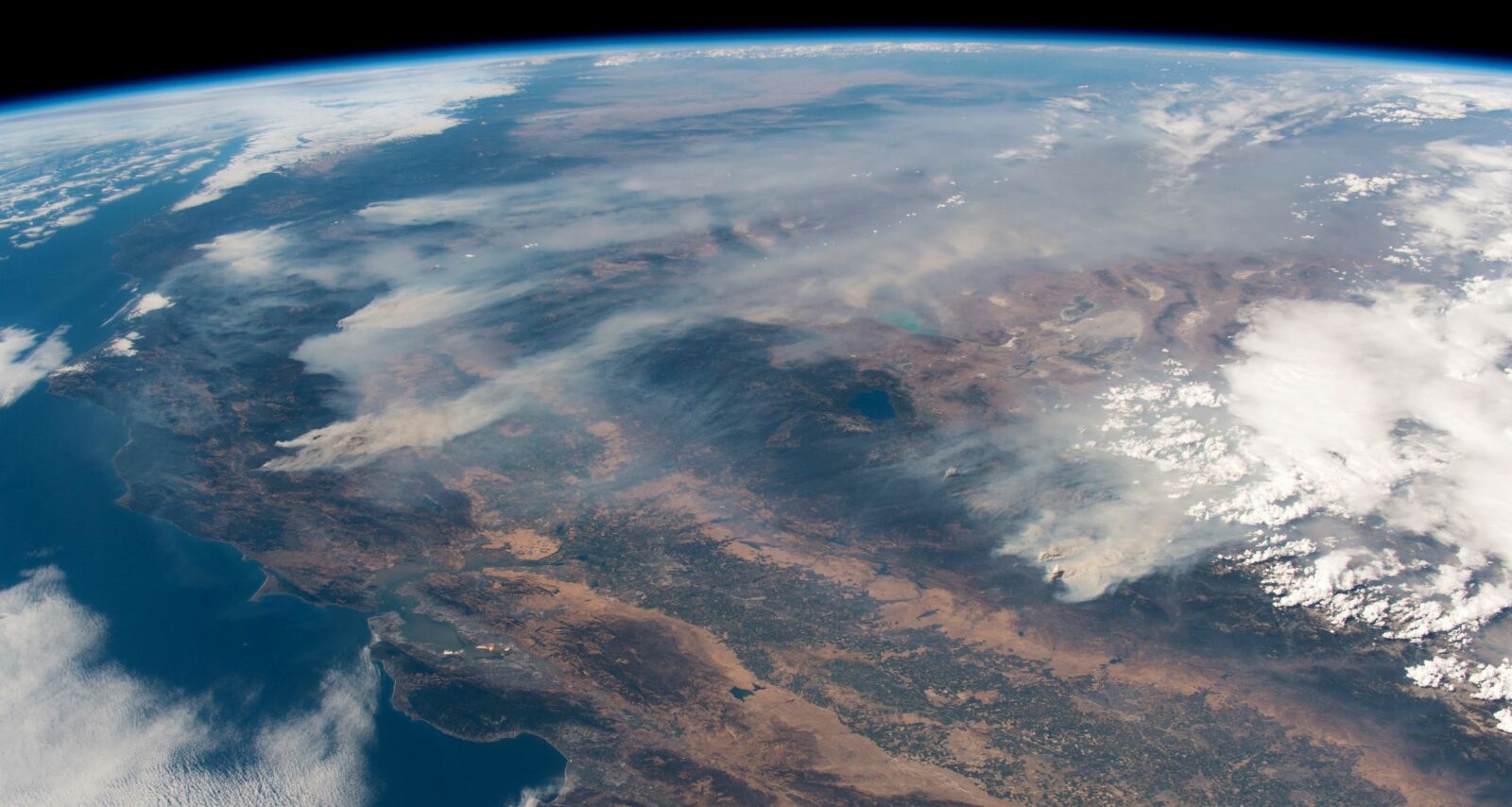 I BRANN: Bildet tatt av den tyske astronauten og geofysikeren Alexander Gerst, viser røyken fra de enorme skogbrannene som herjer California, sett fra den Internasjonale romstasjonen (ISS). Foto: Alexander Gerst / European space agency / NTB Scanpix I BRANN: Bildet tatt av den tyske astronauten og geofysikeren Alexander Gerst, viser røyken fra de enorme skogbrannene som herjer California, sett fra den Internasjonale romstasjonen (ISS). Foto: Alexander Gerst / European space agency / NTB Scanpix
