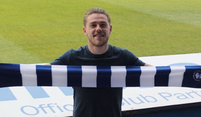 I CHESTER: George Green poserer med flagget til sin nye klubb. Foto: Chester FC I CHESTER: George Green poserer med flagget til sin nye klubb. Foto: Chester FC