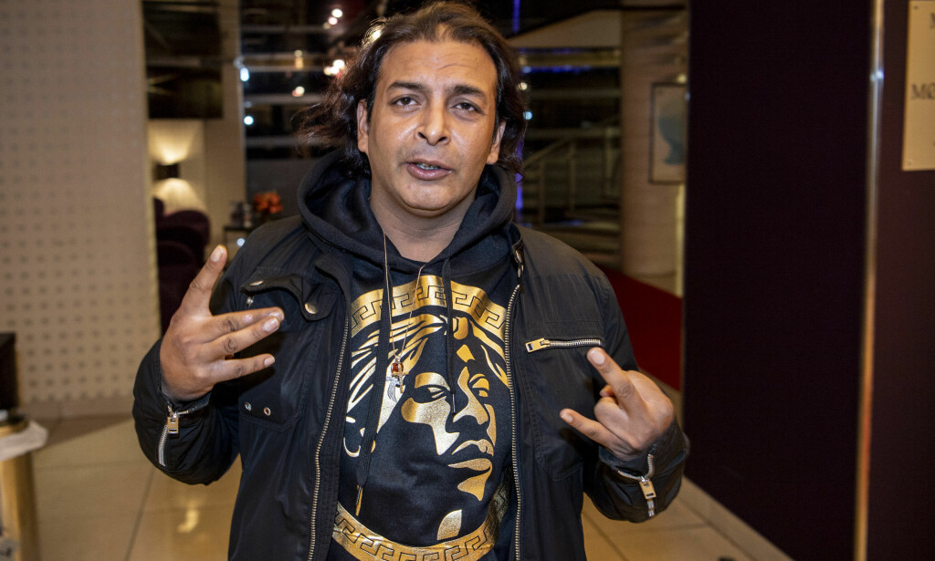 FUCK OFF: Leon Bashir stormet scenen under Amandapris-utdelingen, og sa at han «har lyst til å si fuck off til de fleste». Her på vei ut av salen. Foto: Lars Eivind Bones / Dagbladet FUCK OFF: Leon Bashir stormet scenen under Amandapris-utdelingen, og sa at han «har lyst til å si fuck off til de fleste». Her på vei ut av salen. Foto: Lars Eivind Bones / Dagbladet