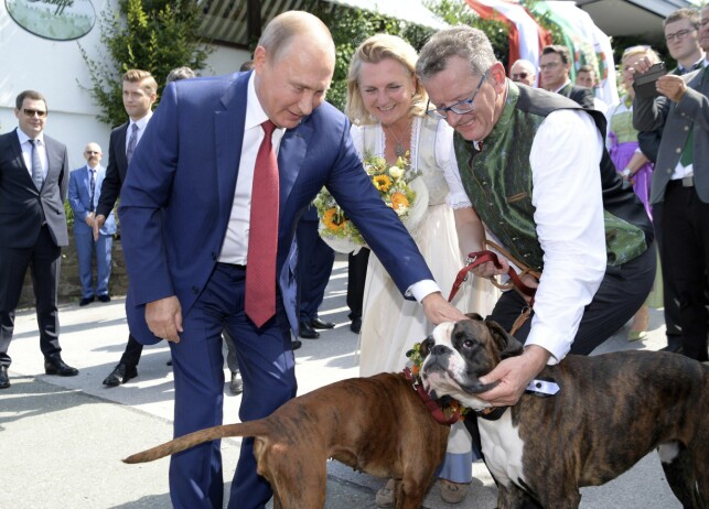 GOD TONE: Russlands president, Vladimir Putin, sammen med brudeparet Karin Kneissl og Wolfgang Meilinger. Foto: Alexei Druzhinin, Sputnik, Kremlin Pool Photo via AP GOD TONE: Russlands president, Vladimir Putin, sammen med brudeparet Karin Kneissl og Wolfgang Meilinger. Foto: Alexei Druzhinin, Sputnik, Kremlin Pool Photo via AP