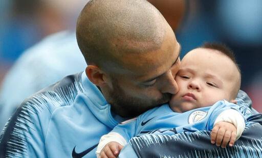 image: Mateo (0) kjempet lenge for livet. Søndag fikk han se pappa score