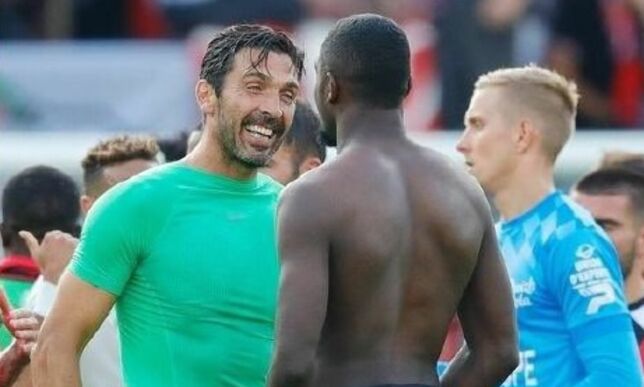 image: Rørende øyeblikk: Var ikke født da Buffon spilte med faren hans
