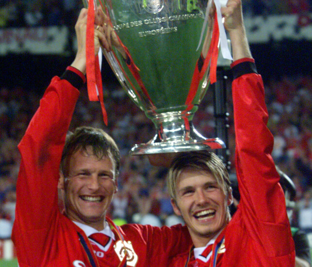 IKONISK SNUOPERASJON: Teddy Sheringahm og David Beckham løfter Champions League-trofeet i 1999 etter å ha slått Bayern München 2-1 i finalen. Foto: AP Photo/Camay Sungu/NTB Scanpix IKONISK SNUOPERASJON: Teddy Sheringahm og David Beckham løfter Champions League-trofeet i 1999 etter å ha slått Bayern München 2-1 i finalen. Foto: AP Photo/Camay Sungu/NTB Scanpix