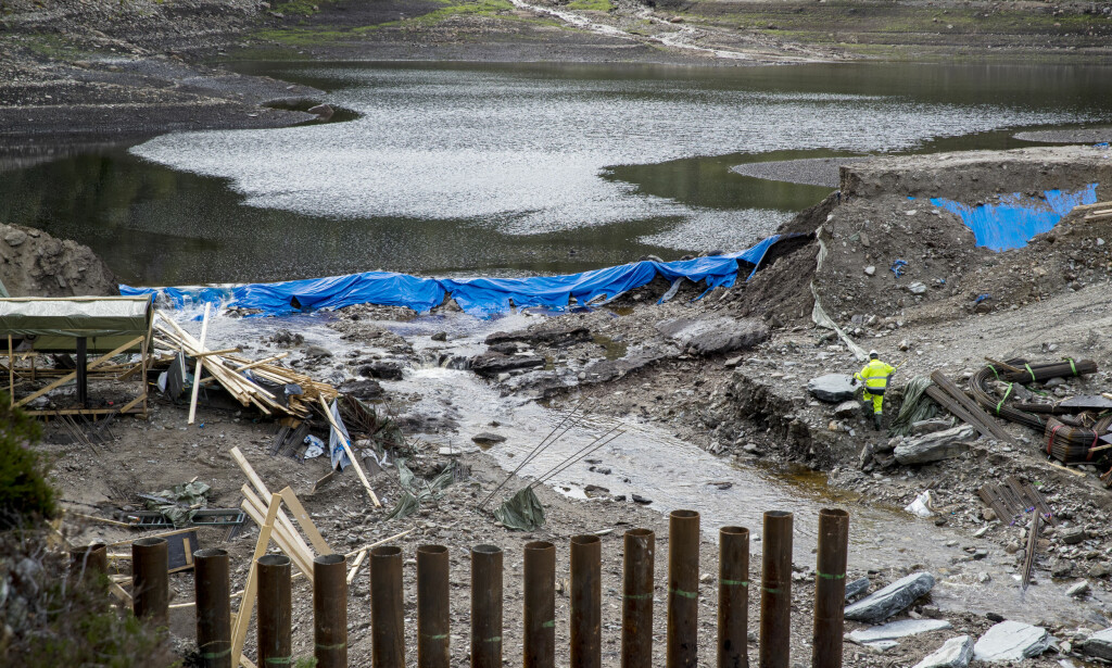 BRAST: Den midlertidige demningen i Munkebotsvatnet i Bergen brast onsdag kveld og store vannmasser beveget seg nedover Langevatnet og ned mot Eidsvåg. Rundt 130 beboere ble evakuert fra husene sine.
Foto: Cornelius Poppe / NTB scanpix BRAST: Den midlertidige demningen i Munkebotsvatnet i Bergen brast onsdag kveld og store vannmasser beveget seg nedover Langevatnet og ned mot Eidsvåg. Rundt 130 beboere ble evakuert fra husene sine.
Foto: Cornelius Poppe / NTB scanpix