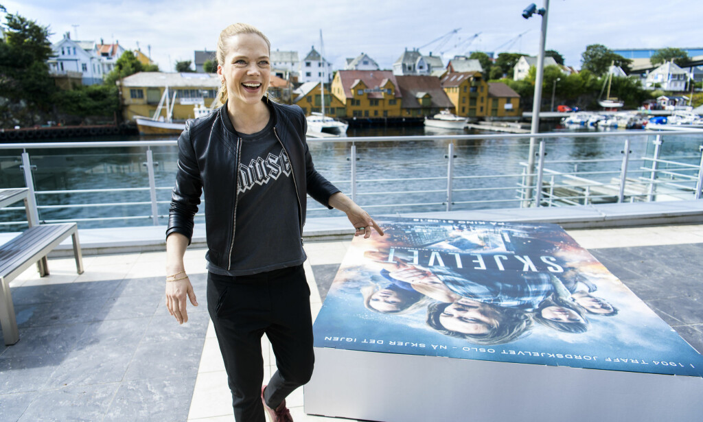 IKKE SKJELVEN: Ane Dahl Torp tok det med knusende ro da den to meter høye fotoveggen til «Skjelvet» deiset i bakken etter et vindkast. Dagbladet møtte skuespilleren på Filmfestivalen i Haugesund. Foto: Lars Eivind Bones / Dagbladet IKKE SKJELVEN: Ane Dahl Torp tok det med knusende ro da den to meter høye fotoveggen til «Skjelvet» deiset i bakken etter et vindkast. Dagbladet møtte skuespilleren på Filmfestivalen i Haugesund. Foto: Lars Eivind Bones / Dagbladet
