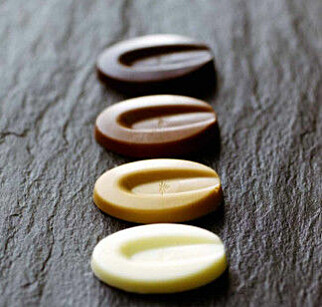FIRE SLAG: Mørk, melk, blond - og hvit sjokolade fra den franske produsenten Valrhona. Nå kommer den rosa. Foto: Valrhona FIRE SLAG: Mørk, melk, blond - og hvit sjokolade fra den franske produsenten Valrhona. Nå kommer den rosa. Foto: Valrhona