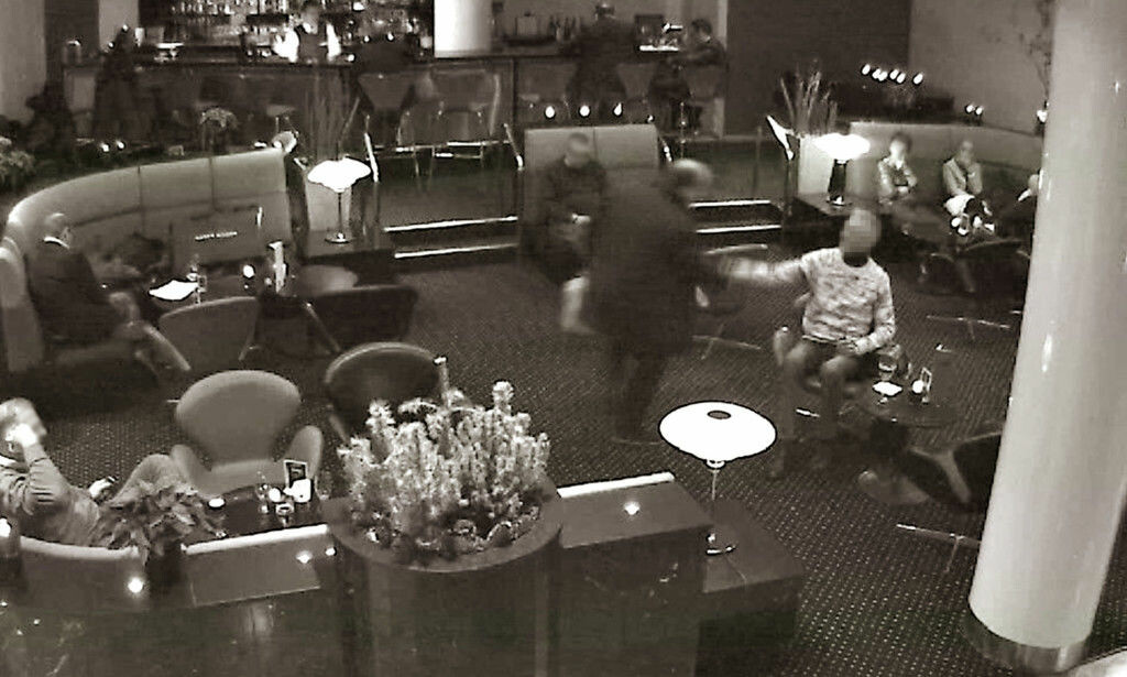 HEMMELIG MØTE: Her hilser Cappelen på sin gamle danske venn på Radisson SAS-hotellet i København. Samtidig hadde sønnen fått i oppdrag å kjøre en leiebil hvor Cappelen hadde gjemt minst én million kroner til hotellet. Politiet mener 61-åringen er en del av Cappelens hasjnettverk, noe hasjbaronen nekter for. Foto: Politiet HEMMELIG MØTE: Her hilser Cappelen på sin gamle danske venn på Radisson SAS-hotellet i København. Samtidig hadde sønnen fått i oppdrag å kjøre en leiebil hvor Cappelen hadde gjemt minst én million kroner til hotellet. Politiet mener 61-åringen er en del av Cappelens hasjnettverk, noe hasjbaronen nekter for. Foto: Politiet
