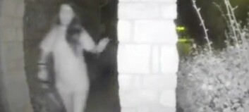 Opptaket viser en halvnaken kvinne i håndjern. Politiet aner ikke hvem hun er Opptaket viser en halvnaken kvinne i håndjern. Politiet aner ikke hvem hun er