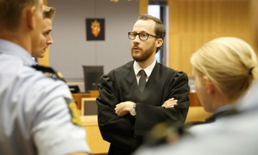 I RETTEN: Politiadvokat Christoffer Wiborg Seyfarth sammen med flere av politifolkene som holder vakt gjennom rettsaken. Foto: Øistein Norum Monsen/Dagbladet. I RETTEN: Politiadvokat Christoffer Wiborg Seyfarth sammen med flere av politifolkene som holder vakt gjennom rettsaken. Foto: Øistein Norum Monsen/Dagbladet.