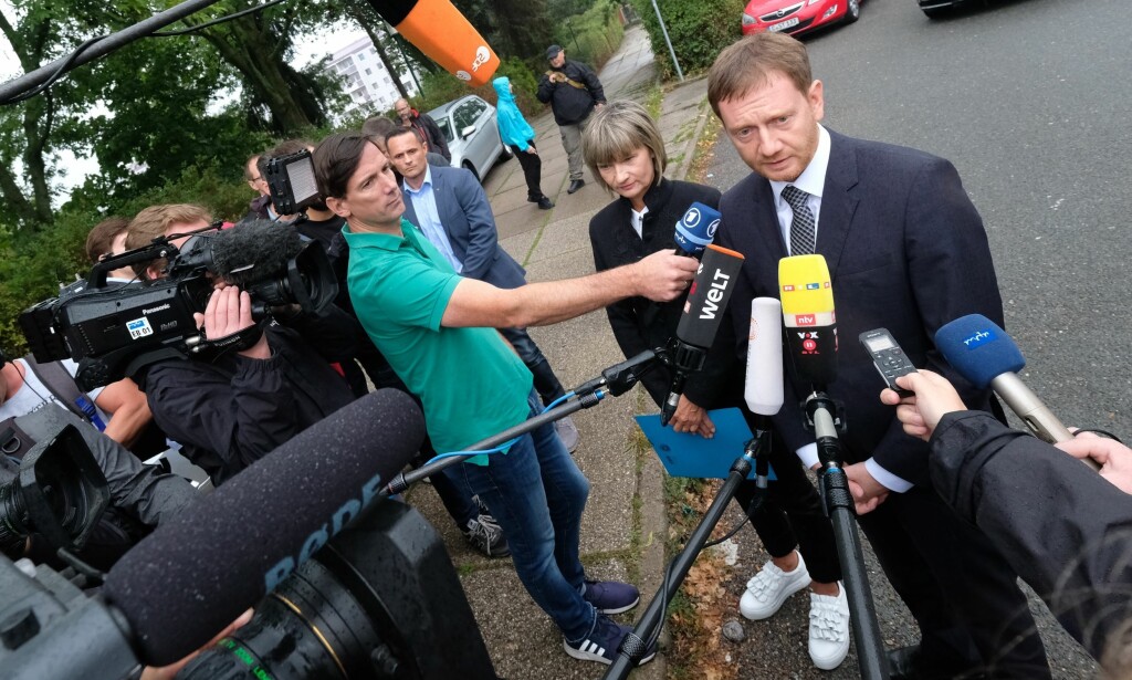 VIL SNAKKE: Miisterpresident Michael Kretschmer kom i dag til Chemnitz for å snakke med opprørte borgere. (Foto: Sebastian Willnow/dpa /AP) VIL SNAKKE: Miisterpresident Michael Kretschmer kom i dag til Chemnitz for å snakke med opprørte borgere. (Foto: Sebastian Willnow/dpa /AP)