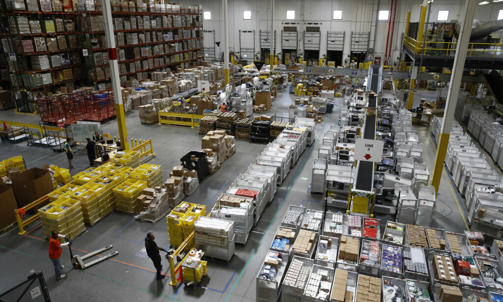 DÅRLIG BETALT: Arbeidsfolk på et Amazon-lager i Baltimore, USA, finner varer som skal ut til kunder. Foto: AP /Patrick Semansky