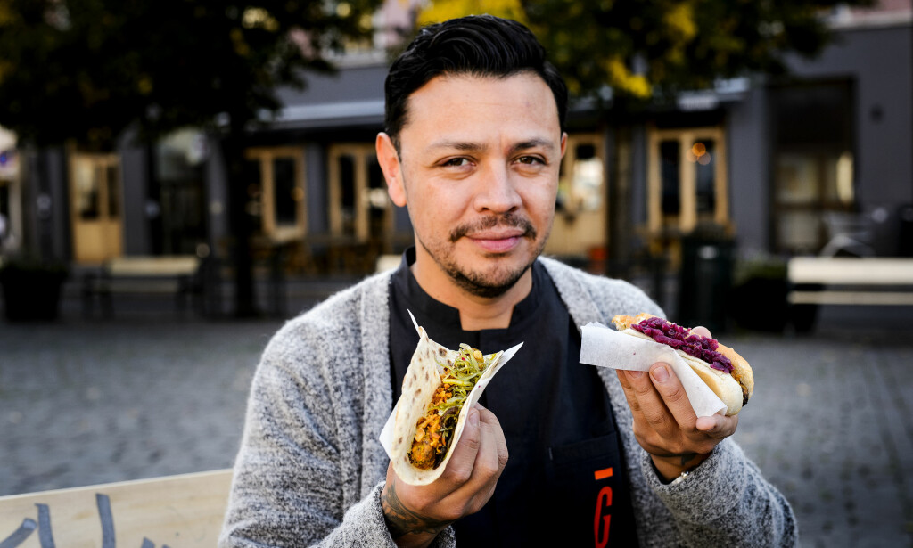 SMAKER: Esteban Villalpando synes tilbehøret var friskt og godt, men selve pølsa er litt tørr. SMAKER: Esteban Villalpando synes tilbehøret var friskt og godt, men selve pølsa er litt tørr.