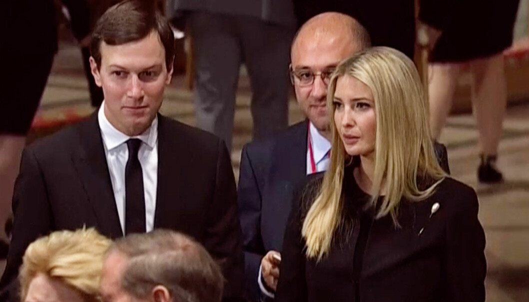 TIL STEDE: Jared Kushner og Ivanka Trump var på tilskuerbenken idet blant andre Meghan McCain sendte stikk i retning Donald Trump. Foto: NTB Scanpix TIL STEDE: Jared Kushner og Ivanka Trump var på tilskuerbenken idet blant andre Meghan McCain sendte stikk i retning Donald Trump. Foto: NTB Scanpix