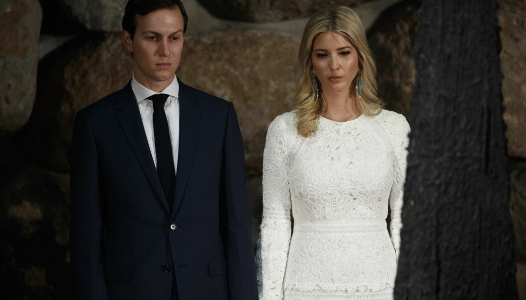 FÅR KRITIKK: Flere mener at Jared Kushner og Ivanka Trump ikke burde deltatt på John McCains minneseremoni i Washington lørdag. Her avbildet ved en tidligere anledning. Foto: NTB Scanpix FÅR KRITIKK: Flere mener at Jared Kushner og Ivanka Trump ikke burde deltatt på John McCains minneseremoni i Washington lørdag. Her avbildet ved en tidligere anledning. Foto: NTB Scanpix