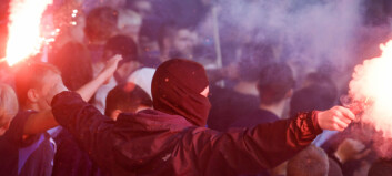 Skandale i Stockholm-derby: Supporter truffet av bluss, fotograf truffet av stol Skandale i Stockholm-derby: Supporter truffet av bluss, fotograf truffet av stol