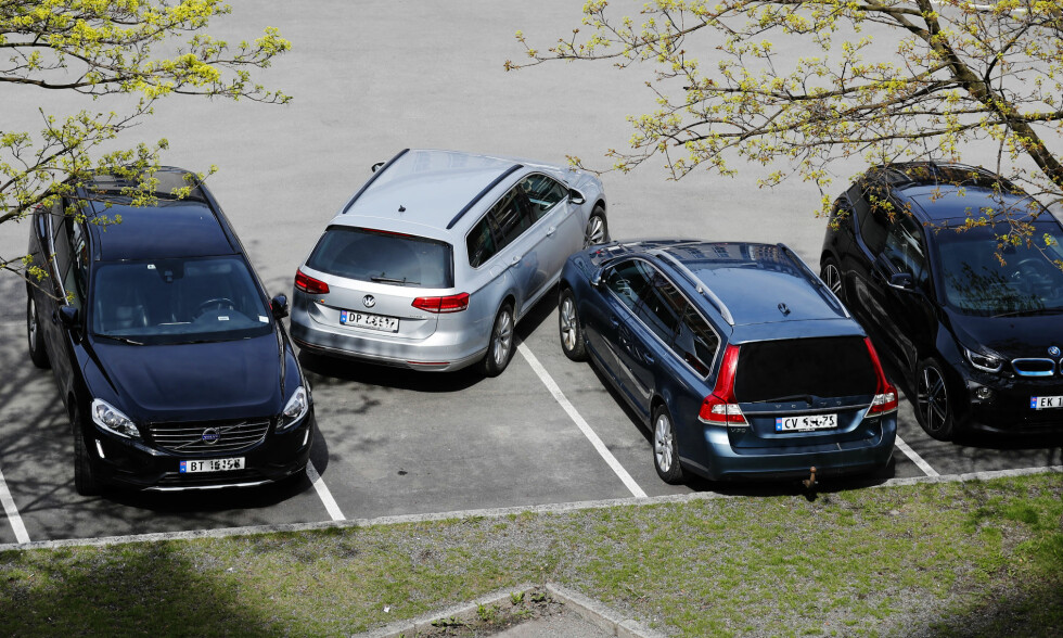 P-PLASS TIL 300.000: En parkeringsplass i de store byene er i dag verdsatt til rundt 300.000 kroner. Kanskje ikke så rart at byggherrene forsøker å presse inn så mange plasser som mulig og overlater problemet til bilistene? Foto: Erik Poppe/NTB Scanpix P-PLASS TIL 300.000: En parkeringsplass i de store byene er i dag verdsatt til rundt 300.000 kroner. Kanskje ikke så rart at byggherrene forsøker å presse inn så mange plasser som mulig og overlater problemet til bilistene? Foto: Erik Poppe/NTB Scanpix