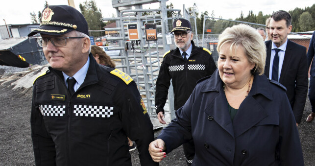 BEREDSKAP: Statsminister Erna Solberg la 21. august ned grunnsteinen for Politiets nasjonale beredskapssenter, sammen med politidirektør Odd Reidar Humlegård (t.v) og justis- og beredskapsminister Tor Mikkel Wara (bak). Foto: NTB scanpix BEREDSKAP: Statsminister Erna Solberg la 21. august ned grunnsteinen for Politiets nasjonale beredskapssenter, sammen med politidirektør Odd Reidar Humlegård (t.v) og justis- og beredskapsminister Tor Mikkel Wara (bak). Foto: NTB scanpix