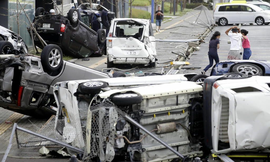 VOLDSOM VIND: Småbilene hadde ikke en sjanse mot vindkastene. Dette bildet er fra Osaka i dag. Foto: AP / NTB Scanpix VOLDSOM VIND: Småbilene hadde ikke en sjanse mot vindkastene. Dette bildet er fra Osaka i dag. Foto: AP / NTB Scanpix