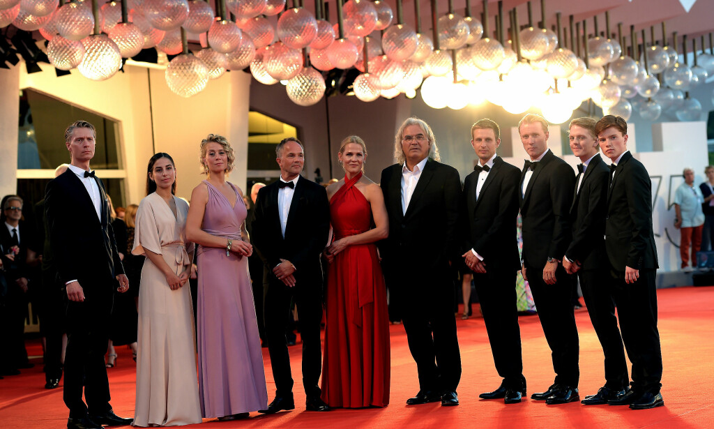 RØD LØPER: Gjengen bak «22 July» på den røde løperen i Venezia onsdag kveld. (Fra venstre) Skuespillerne Ola G. Furuseth, Seda Witt, Maria Bock og Jon Øigarden, forfatter Åsne Seierstad, regissør Paul Greengrass og skuespillerne Anders Danielsen Lie, Thorbjørn Harr, Jonas Strand Gravli og Isak Bakli Aglen. Foto: NTB scanpix RØD LØPER: Gjengen bak «22 July» på den røde løperen i Venezia onsdag kveld. (Fra venstre) Skuespillerne Ola G. Furuseth, Seda Witt, Maria Bock og Jon Øigarden, forfatter Åsne Seierstad, regissør Paul Greengrass og skuespillerne Anders Danielsen Lie, Thorbjørn Harr, Jonas Strand Gravli og Isak Bakli Aglen. Foto: NTB scanpix