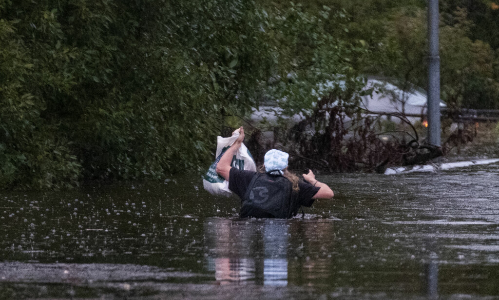 ENORME MENGDER VANN: En kvinner går med vann til livet langs Riksvei 9 ved Grim i Kristiansand. All trafikk stoppet opp i går. Foto: Tor Erik Schrøder / NTB scanpix ENORME MENGDER VANN: En kvinner går med vann til livet langs Riksvei 9 ved Grim i Kristiansand. All trafikk stoppet opp i går. Foto: Tor Erik Schrøder / NTB scanpix