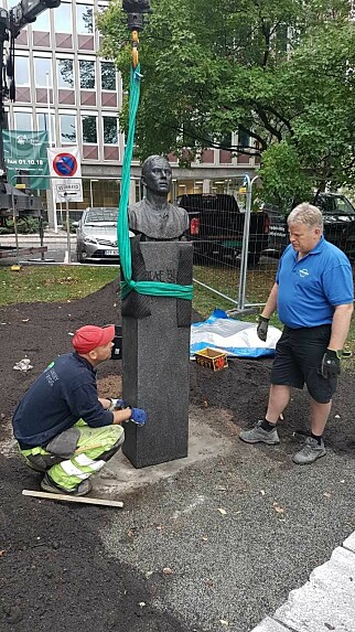 FLYTTET: Olaf Bull-monumentet er nå flyttet og klart for avduking fredag. Den poetiske flytteoperasjonen er besørget av Terje Heimstad (til høyre) Morten Alstad-Rygg. Skiferheller er lagt på en gangsti ved bysten. Prosjektet er gjennomført av Ingrid Skard Skomedal fra Kulturetaten og Kittil Berdal Berg, overarkitekt i Bydel Frogner. . FLYTTET: Olaf Bull-monumentet er nå flyttet og klart for avduking fredag. Den poetiske flytteoperasjonen er besørget av Terje Heimstad (til høyre) Morten Alstad-Rygg. Skiferheller er lagt på en gangsti ved bysten. Prosjektet er gjennomført av Ingrid Skard Skomedal fra Kulturetaten og Kittil Berdal Berg, overarkitekt i Bydel Frogner. .