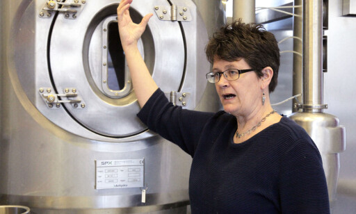 GJÆR: Professor Margareth Øverland ved den store spraytørkeren der den flytende gjæren blir tørket til pulver. Foto: NMBU. Foto: NMBU GJÆR: Professor Margareth Øverland ved den store spraytørkeren der den flytende gjæren blir tørket til pulver. Foto: NMBU. Foto: NMBU