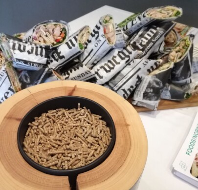 PELLETS: Slik ser dyras nye mat ut. I bakgrunnen wraps med pulled pork av treflisgrisen Woody. Foto: NMBU PELLETS: Slik ser dyras nye mat ut. I bakgrunnen wraps med pulled pork av treflisgrisen Woody. Foto: NMBU