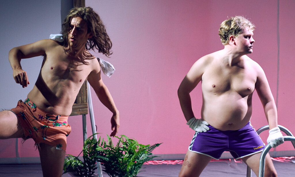 ET SLAGS FELLESSKAP: Ole Johan Skjelbred og Olav Waastad i «Arbeidstittel: Savnet fellesskap». Foto: Øyvind Eide, Nationaltheatret ET SLAGS FELLESSKAP: Ole Johan Skjelbred og Olav Waastad i «Arbeidstittel: Savnet fellesskap». Foto: Øyvind Eide, Nationaltheatret