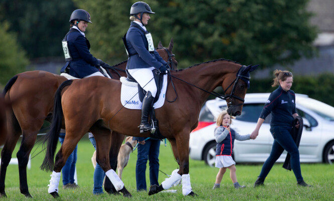 TILBAKE PÅ HESTERYGGEN: To måneder etter fødselen var Zara Tindall tilbake på hesteryggen. Datteren Mia Grace var til stede for å heie frem mamma Zara (nr. 2 f.v.). FOTO: NTB Scanpix TILBAKE PÅ HESTERYGGEN: To måneder etter fødselen var Zara Tindall tilbake på hesteryggen. Datteren Mia Grace var til stede for å heie frem mamma Zara (nr. 2 f.v.). FOTO: NTB Scanpix