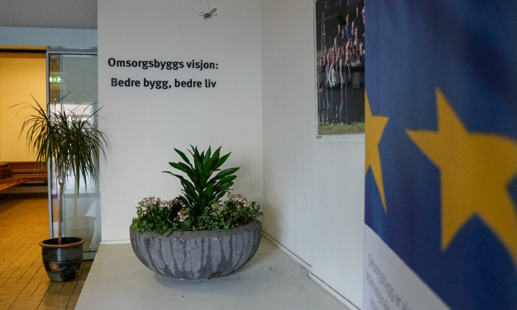 EU-FOKUS: Søknader til EU har satt Omsorgsbygg på kartet. Direktørens datter var 26 år gammel og studerte fortsatt til en bachelorgrad da hun fikk ansvar for å føre Omsorgsbyggs EU-søknader i pennen. Her fra inngangspartiet til Omsorgsbygg fredag ettermiddag. Foto: Øistein Norum Monsen / Dagbladet EU-FOKUS: Søknader til EU har satt Omsorgsbygg på kartet. Direktørens datter var 26 år gammel og studerte fortsatt til en bachelorgrad da hun fikk ansvar for å føre Omsorgsbyggs EU-søknader i pennen. Her fra inngangspartiet til Omsorgsbygg fredag ettermiddag. Foto: Øistein Norum Monsen / Dagbladet