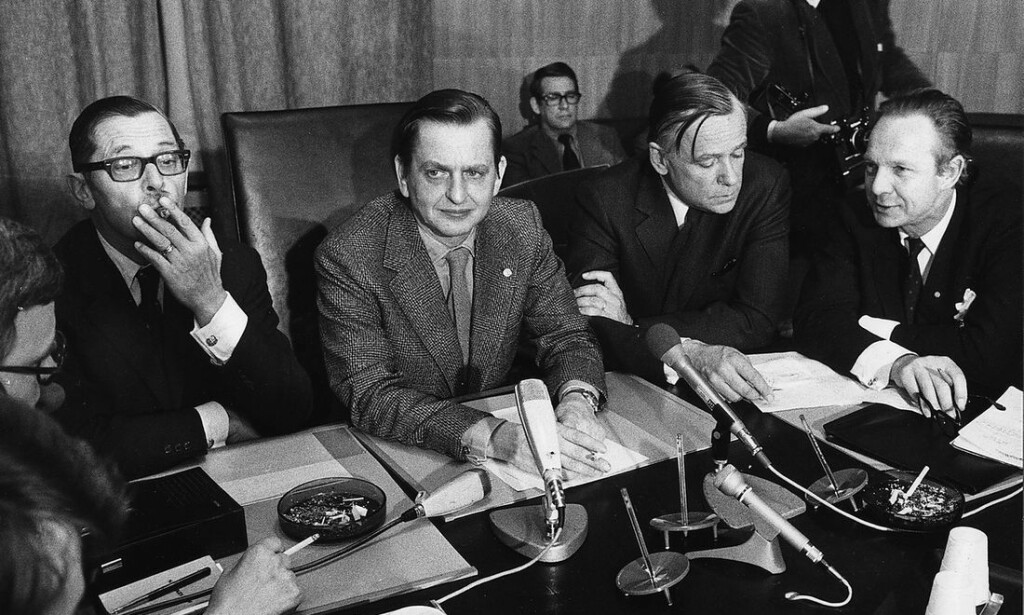 MAKTENS MENN: Olof Palme (i midten) løy for å dekke justisministeren og horekunden Lennart Geijer (t.v. med sigar.) Foto: Ukjent/SVT MAKTENS MENN: Olof Palme (i midten) løy for å dekke justisministeren og horekunden Lennart Geijer (t.v. med sigar.) Foto: Ukjent/SVT