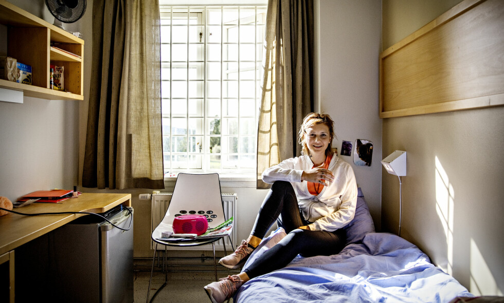 HAR FYLT 20: Før sommerens varmebølge nådde luftegårdene på Bredtveit, var Karina mest opptatt av hvordan hun kunne få tilgang på stoff inne i fengselet, og hvor mye hun skulle ruse seg når hun enten rømte eller slapp ut igjen. Hun snakket om mulighetene for å utvide sin kriminelle kompetanse, og hevdet at ei framtid uten rus og kriminalitet var uaktuell.
Denne morgenen glimrer disse samtaleemnene med sitt fravær på det gule besøksrommet. HAR FYLT 20: Før sommerens varmebølge nådde luftegårdene på Bredtveit, var Karina mest opptatt av hvordan hun kunne få tilgang på stoff inne i fengselet, og hvor mye hun skulle ruse seg når hun enten rømte eller slapp ut igjen. Hun snakket om mulighetene for å utvide sin kriminelle kompetanse, og hevdet at ei framtid uten rus og kriminalitet var uaktuell.
Denne morgenen glimrer disse samtaleemnene med sitt fravær på det gule besøksrommet.