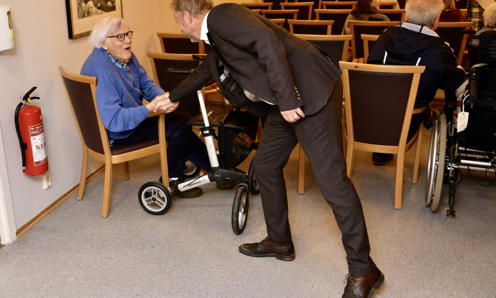 PÅ HILS: Byrådsleder Raymond Johansen hilser på beboerne på Majorstuen bo- og behandlingssenter. PÅ HILS: Byrådsleder Raymond Johansen hilser på beboerne på Majorstuen bo- og behandlingssenter.