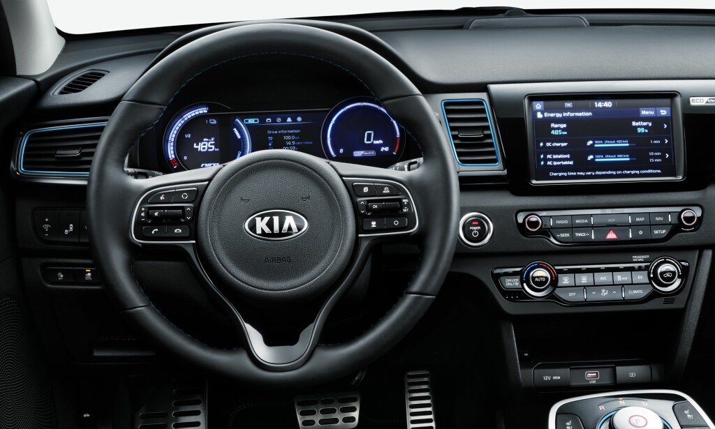 ENKELT: Kjent Kia-stil innvendig – og slik vi kjenner hybridsøsknene av Niro, er dette er intuitivt og bra. Foto: KIA ENKELT: Kjent Kia-stil innvendig – og slik vi kjenner hybridsøsknene av Niro, er dette er intuitivt og bra. Foto: KIA