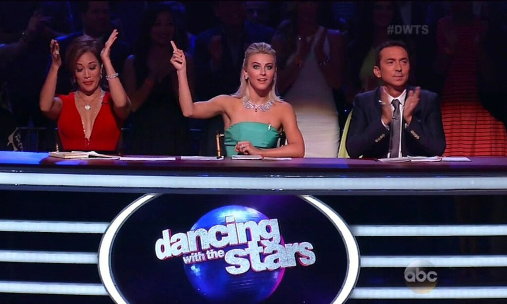 MÅTTE FORKLARE SEG: «Dancing with the stars»-dommer Julianne Hough (midten) fikk Amber Rose på nakken etter å ga gitt henne en tilbakemelding. Bildet er hentet fra en annen sending. Foto: NTB Scanpix MÅTTE FORKLARE SEG: «Dancing with the stars»-dommer Julianne Hough (midten) fikk Amber Rose på nakken etter å ga gitt henne en tilbakemelding. Bildet er hentet fra en annen sending. Foto: NTB Scanpix