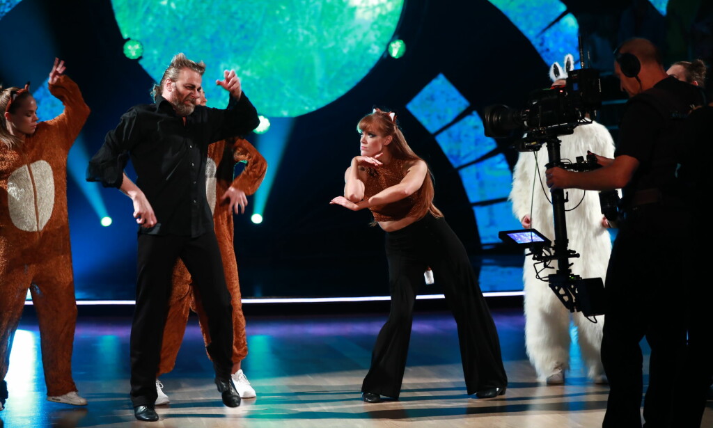 FØRSTE PAR: Einar Nilsson (54) og dansepartner Anette Stokke (30) hadde med seg Eirik Søfteland under sin dans i kveld. Foto: NTB Scanpix FØRSTE PAR: Einar Nilsson (54) og dansepartner Anette Stokke (30) hadde med seg Eirik Søfteland under sin dans i kveld. Foto: NTB Scanpix