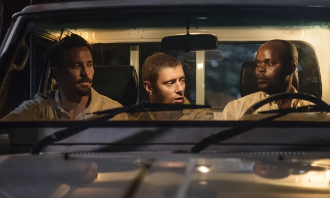 PORTRETTERES: Tjostolv Moland (Tobias Santelmann), Joshua French (Aksel Hennie) og sjåføren Abedi Kasongo (Patrick Madise) i en scene fra filmen. Kasongo ble drept 5. mai 2009. Foto: Friland Film PORTRETTERES: Tjostolv Moland (Tobias Santelmann), Joshua French (Aksel Hennie) og sjåføren Abedi Kasongo (Patrick Madise) i en scene fra filmen. Kasongo ble drept 5. mai 2009. Foto: Friland Film