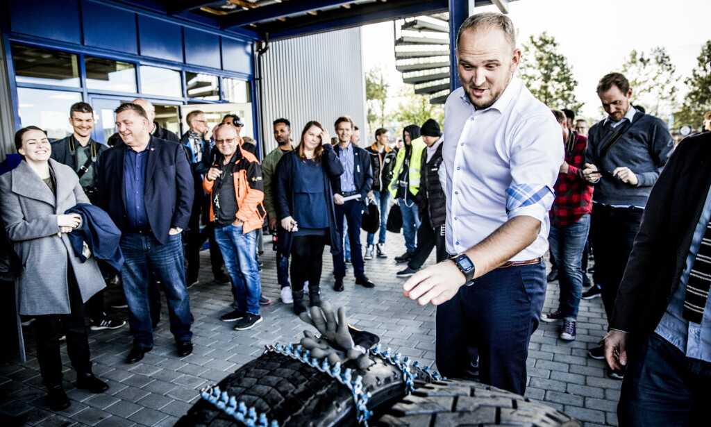 APPLAUS: Jon Georg Dale høstet applaus etter å ha lagt kjetting på et lastebildekk. Foto: Christian Roth Christensen / Dagbladet APPLAUS: Jon Georg Dale høstet applaus etter å ha lagt kjetting på et lastebildekk. Foto: Christian Roth Christensen / Dagbladet