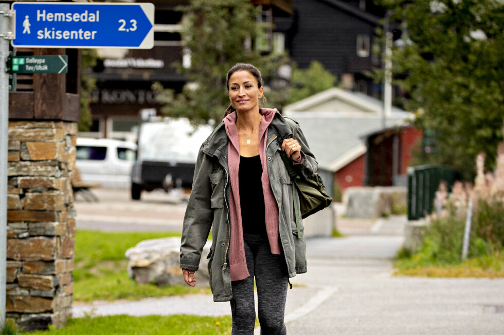 STORE KONTRASTER: For ti år siden var Rebecca Loos (41) et yndet objekt i europeisk presse. Nå nyter hun en mer tilbaketrukket tilværelse i Hemsedal. Foto/video: Bjørn Langsem / Dagbladet STORE KONTRASTER: For ti år siden var Rebecca Loos (41) et yndet objekt i europeisk presse. Nå nyter hun en mer tilbaketrukket tilværelse i Hemsedal. Foto/video: Bjørn Langsem / Dagbladet