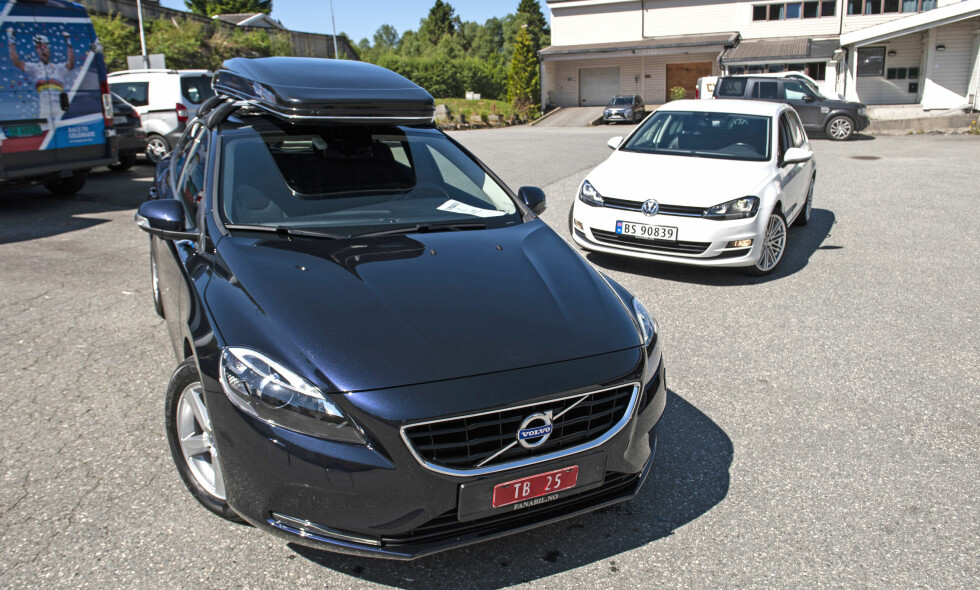 KOMBIKAMPEN: Brukt Volvo V40 (t.v) eller VW Golf? De har begge sine styrker. Vi har testet dem. Alle foto: Kaj Alver KOMBIKAMPEN: Brukt Volvo V40 (t.v) eller VW Golf? De har begge sine styrker. Vi har testet dem. Alle foto: Kaj Alver