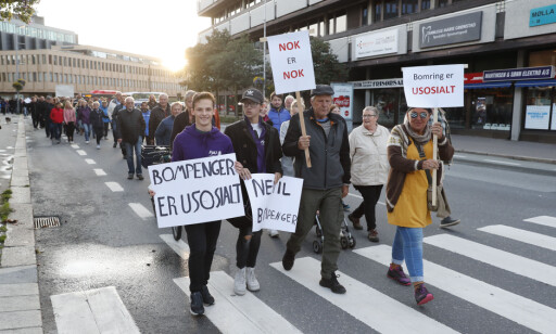ANTI-BOM: I Fredrikstad og flere andre steder har det vært aksjoner og demonstrasjoner mot bompenger. Foto: Terje Bendiksby / NTB scanpix ANTI-BOM: I Fredrikstad og flere andre steder har det vært aksjoner og demonstrasjoner mot bompenger. Foto: Terje Bendiksby / NTB scanpix