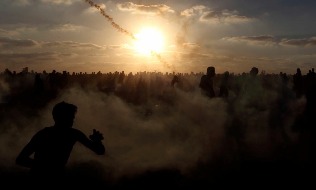 FRUSTRASJON: De siste ukene har demonstrasjonene i Gaza blitt større igjen. Innbyggerne blir stadig mer frustrert, da de vet at UNWRA snart er tomme for penger, som igjen medfører at skoler må stenges og livsnødvendig matutdeling vil stoppe. Foto: Ibraheem Abu Mustafa / Reuters / Scanpix FRUSTRASJON: De siste ukene har demonstrasjonene i Gaza blitt større igjen. Innbyggerne blir stadig mer frustrert, da de vet at UNWRA snart er tomme for penger, som igjen medfører at skoler må stenges og livsnødvendig matutdeling vil stoppe. Foto: Ibraheem Abu Mustafa / Reuters / Scanpix