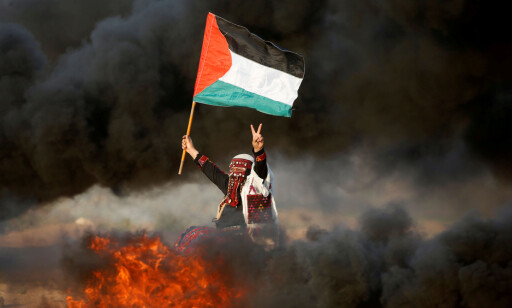 ALLE ER MED: Israel sier at demonstrantene nær grensa er væpnede Hamas-tilhengere, men palestinere i alle aldre er med. Her er en kvinne som viser fredstegn, samtidig som hun ber Israel heve blokaden inn til Gaza. Foto: Mohammed Salem / Reuters / Scanpix ALLE ER MED: Israel sier at demonstrantene nær grensa er væpnede Hamas-tilhengere, men palestinere i alle aldre er med. Her er en kvinne som viser fredstegn, samtidig som hun ber Israel heve blokaden inn til Gaza. Foto: Mohammed Salem / Reuters / Scanpix