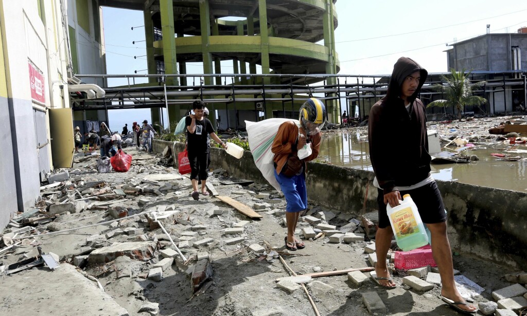 HAMSTRER: Lokale innbyggere tar med seg varer fra et kjøpesenter som ble hard skadet av jordskjelvet og tsunamien i Palu, Indonesia. Foto: AP Photo/Tatan Syuflana HAMSTRER: Lokale innbyggere tar med seg varer fra et kjøpesenter som ble hard skadet av jordskjelvet og tsunamien i Palu, Indonesia. Foto: AP Photo/Tatan Syuflana