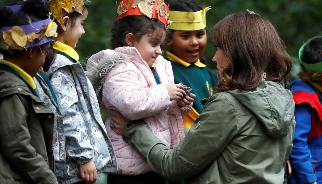 GLAD I BARN: Kate, som selv er trebarnsmor, viste at hun hadde barnetekke da hun hjalp barna med å lage, passende nok, «kroner» til barna av blader. Foto: NTB Scanpix GLAD I BARN: Kate, som selv er trebarnsmor, viste at hun hadde barnetekke da hun hjalp barna med å lage, passende nok, «kroner» til barna av blader. Foto: NTB Scanpix