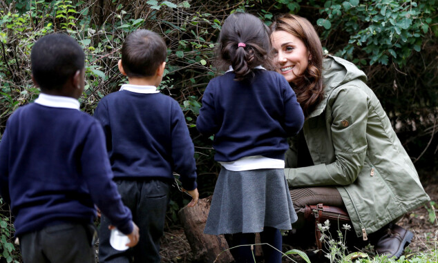 I NATUREN: Kate og barna lette etter insekter i naturen. Foto: NTB Scanpix I NATUREN: Kate og barna lette etter insekter i naturen. Foto: NTB Scanpix